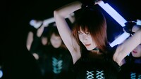 坂道AKB「国境のない時代」ミュージックビデオのワンシーン。