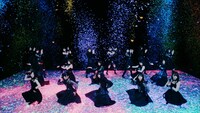 坂道AKB「国境のない時代」ミュージックビデオのワンシーン。