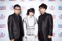 左からいとうせいこう、きゃりーぱみゅぱみゅ、ユースケ・サンタマリア。