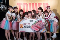 ステーキ3万円分の目録を掲げるアップアップガールズ（2）とアップアップガールズ（仮）。（写真提供：T-Palette Records）