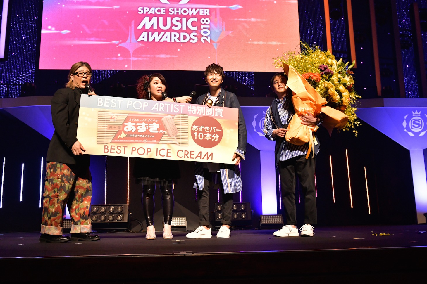 「BEST POP ARTIST」受賞発表時のゆず（右）。