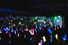 さとり少年団のワンマンの様子。