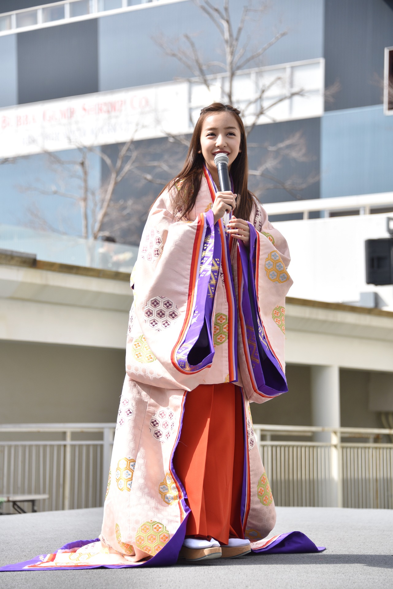 板野友美