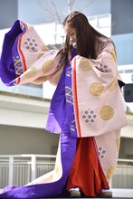 足元をきれいに見せようと着物と格闘する板野友美。