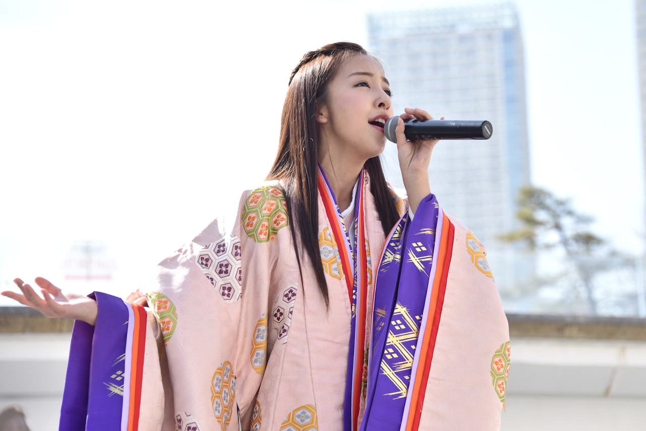 板野友美お雛様衣装でバラード熱唱、「リハで泣いた」バンドツアーに意気込み