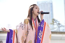 晴れた空の下、着物姿で新曲「Just as I am」を熱唱する板野友美。