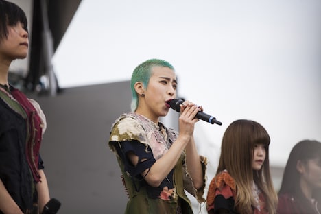 カミヤサキ（中央 / Photo by Kenta Sotobayashi）