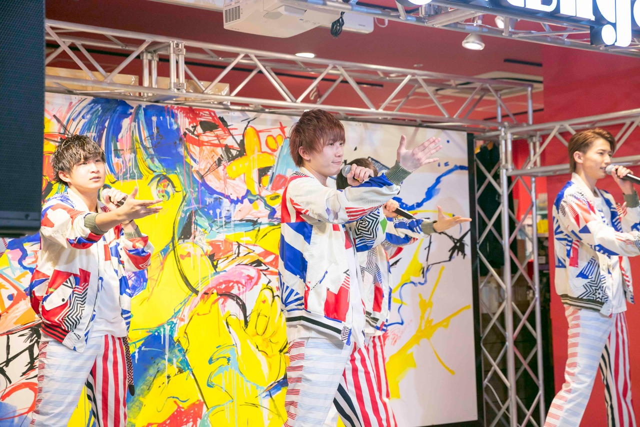 本日3月3日に東京・ヴィレッジヴァンガード渋谷本店で行われたシングル「それじゃ、よろしく」の発売記念イベントの様子。