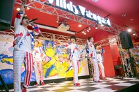 本日3月3日に東京・ヴィレッジヴァンガード渋谷本店で行われたシングル「それじゃ、よろしく」の発売記念イベントの様子。