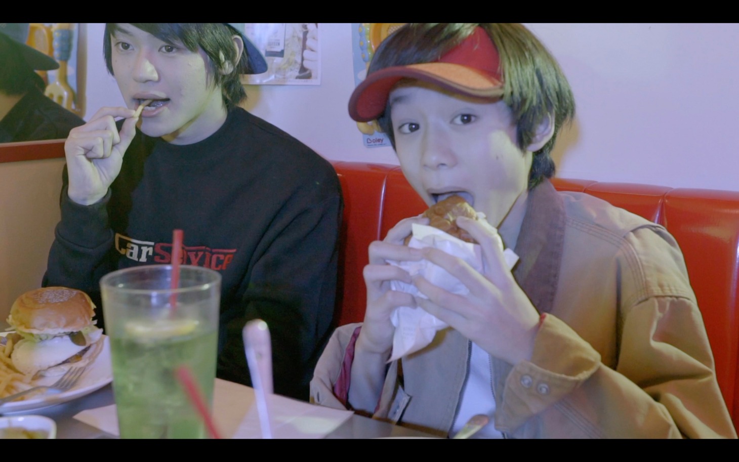 MAGiC BOYZ「O.NE.DA.RI」MVのワンシーン。