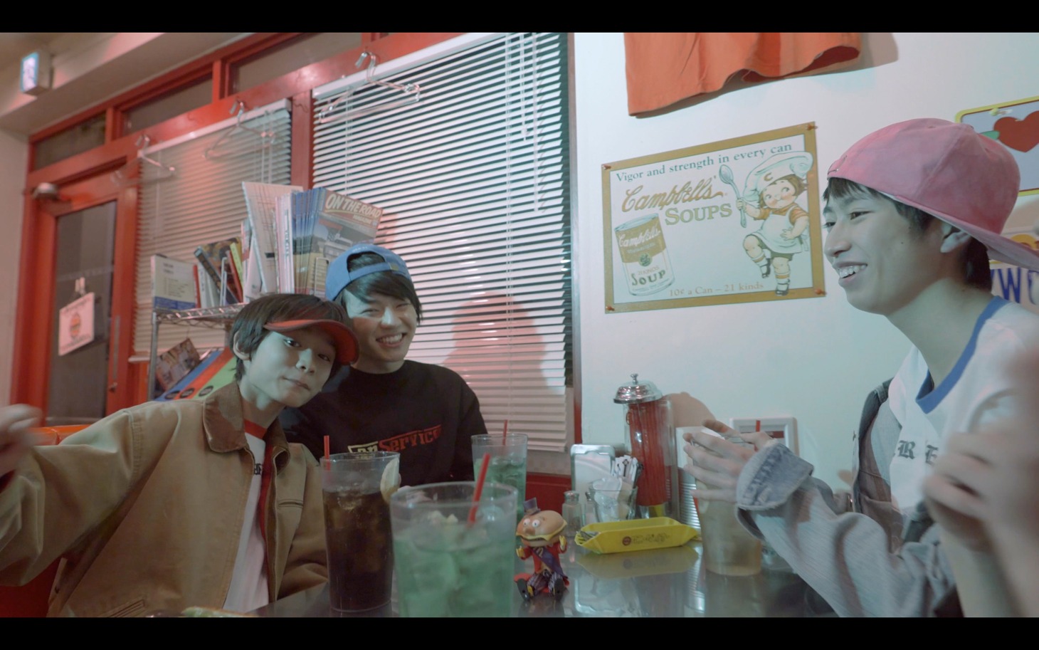 MAGiC BOYZ「O.NE.DA.RI」MVのワンシーン。