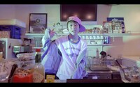 MAGiC BOYZ「O.NE.DA.RI」MVのワンシーン。