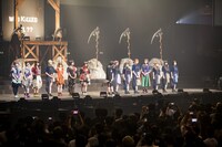 BiSのアヤ・エイトプリンスとGANG PARADEのカミヤサキの“レンタルトレード終了の儀”の様子。（Photo by Sotobayashi Kenta）