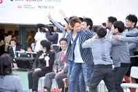 日本財団の尾形武寿理事長から名前を「加藤」と間違えられ、勢いよく立ち上がる香取慎吾。