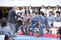 日本財団の尾形武寿理事長（左）に頭を下げる香取慎吾（右）。