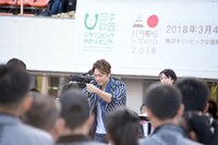 「パラ駅伝 in TOKYO 2018」の出場選手にメダルを贈呈する香取慎吾。