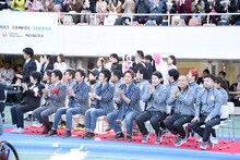 「パラ駅伝 in TOKYO 2018」の表彰式に出席する稲垣吾郎、草なぎ剛、香取慎吾。