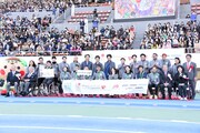 「パラ駅伝 in TOKYO 2018」で優勝したチーム・ベリーグッドとちぎと香取慎吾、草なぎ剛、稲垣吾郎。
