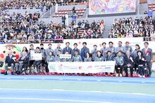 「パラ駅伝 in TOKYO 2018」で優勝したチーム・ベリーグッドとちぎと香取慎吾、草なぎ剛、稲垣吾郎。