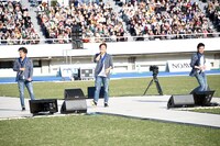 「72」を歌う稲垣吾郎（左）、香取慎吾（中央）、草なぎ剛（右）。