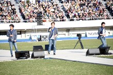 「72」を歌う稲垣吾郎（左）、香取慎吾（中央）、草なぎ剛（右）。