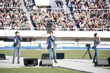 「雨あがりのステップ」を歌う稲垣吾郎（左）、香取慎吾（中央）、草なぎ剛（右）。