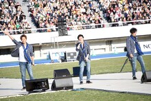 「雨あがりのステップ」を歌う香取慎吾（左）、草なぎ剛（中央）、稲垣吾郎（右）。