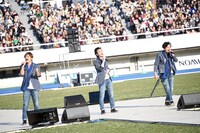 「雨あがりのステップ」を歌う香取慎吾（左）、草なぎ剛（中央）、稲垣吾郎（右）。