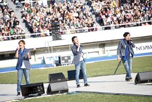 「雨あがりのステップ」を歌う香取慎吾（左）、草なぎ剛（中央）、稲垣吾郎（右）。