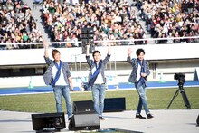 左から香取慎吾、草なぎ剛、稲垣吾郎。