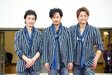 左から草なぎ剛、稲垣吾郎、香取慎吾。