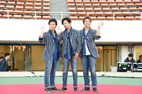 左から草なぎ剛、稲垣吾郎、香取慎吾。