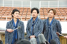 左から草なぎ剛、稲垣吾郎、香取慎吾。