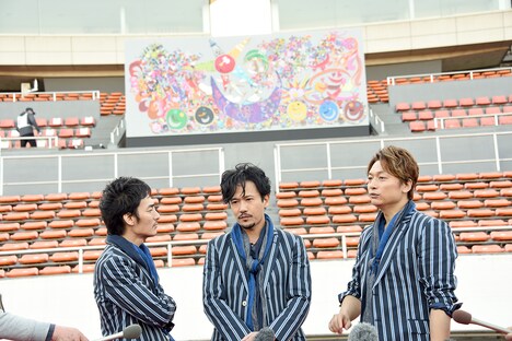 客席スタンドに展示されたレゴの壁画について話す草なぎ剛（左）、稲垣吾郎（中央）、香取慎吾（右）。