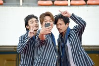 Instagram用の自撮り写真を撮る草なぎ剛（左）、香取慎吾（中央）、稲垣吾郎（右）。