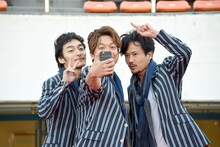 Instagram用の自撮り写真を撮る草なぎ剛（左）、香取慎吾（中央）、稲垣吾郎（右）。