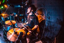 阿部貴之（Vo, Dr / FOUR GET ME A NOTS）（Photo by Shin Ishihara）