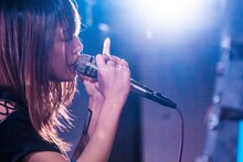 MiZUKi（Vo / カミツキ）（Photo by Shin Ishihara）