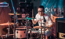 SHU→TA（Dr / カミツキ）（Photo by Shin Ishihara）