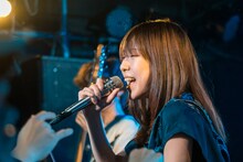 MiZUKi（Vo / カミツキ）（Photo by Shin Ishihara）