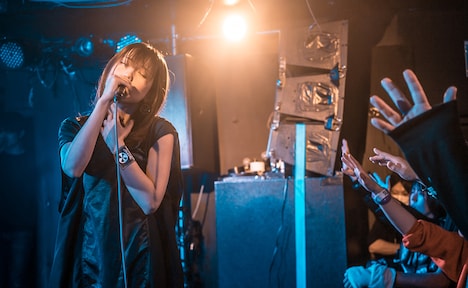 MiZUKi(Vo / カミツキ)(Photo by Shin Ishihara)