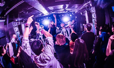 「カミツキpresents ~ CLOCKWISE HERO TOUR FINAL~3MAN SHOW」の様子。(Photo by Shin Ishihara)