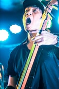 坂本“マニ”真二郎(三味線 / ROA)(Photo by Shin Ishihara)