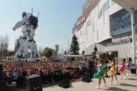 実物大ユニコーンガンダム立像を前に熱演するチームしゃちほこ。
