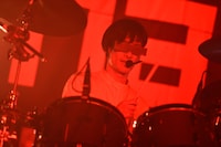 ヤノ（Dr, Vo）（撮影：緒車寿一）