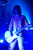 フミ（B, Vo, Syn）（撮影：緒車寿一）