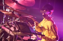 ヤノ（Dr, Vo）（撮影：緒車寿一）