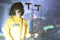 フミ（B, Vo, Syn）（撮影：緒車寿一）