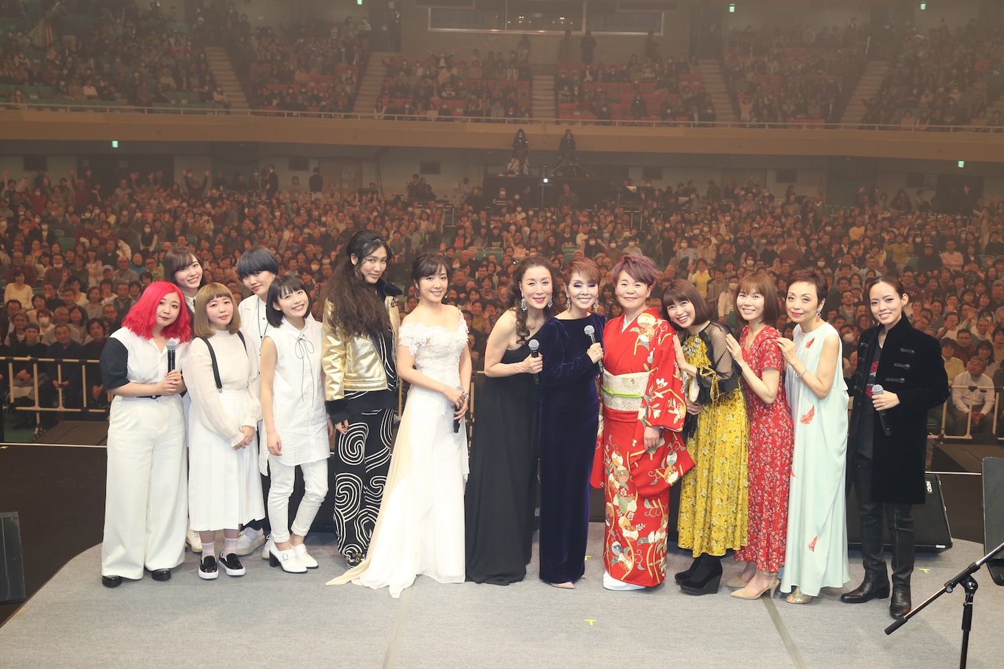 「中島みゆきリスペクトライブ2018 歌縁」出演アーティストの集合写真。（写真提供：ポニーキャニオン）