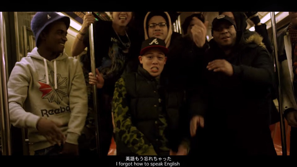 「Wakarimasen」のMVのワンシーン。